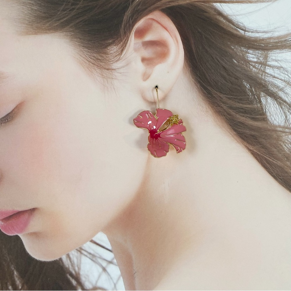 3/$20 Vintage Enamel Beautiful Pink Hibiscus Flower Gold Accent Earrings - Picture 2 of 4